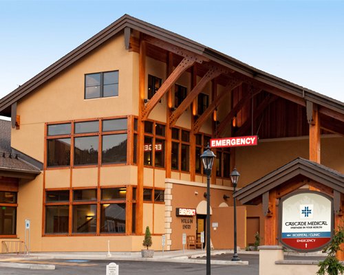Outside of Cascade Medical hospital and front sign